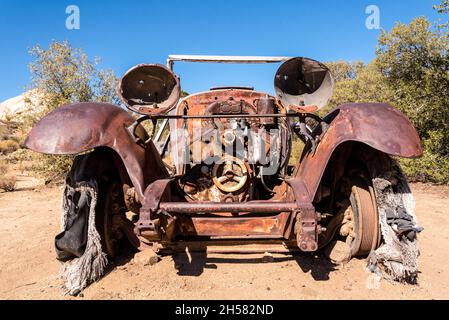 Vecchi relitti di auto d'epoca del tempo di corsa dell'oro nel Joshua Tree National Park, USA Foto Stock