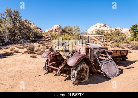 Vecchi relitti di auto d'epoca del tempo di corsa dell'oro nel Joshua Tree National Park, USA Foto Stock