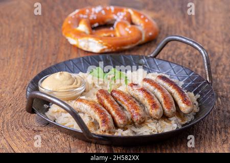 Grigliata di nuremberger bratwurst con crauti Foto Stock