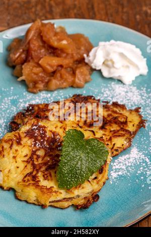 crocchette di patate dolci bavaresi su un piatto Foto Stock