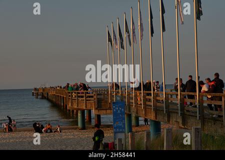 Binz, Germania - 22 luglio 2021 - veduta del molo di Binz nella serata estiva Foto Stock