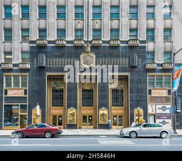 Pennsylvania Railroad Suburban Station mantiene la sua facciata Art Deco, ma ha perso il servizio ferroviario a lunga distanza decenni fa. (Facciata N 16th Street) Foto Stock