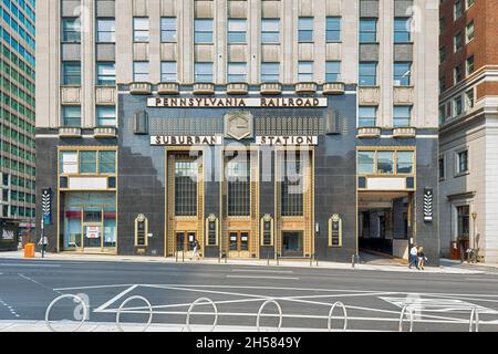 Pennsylvania Railroad Suburban Station, noto anche come One Penn Center, conserva la sua facciata Art Deco, ma ha perso il servizio ferroviario a lunga distanza decenni fa. Foto Stock