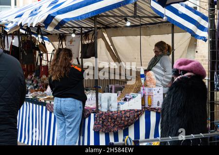 Persone che fanno shopping in un mercato del sabato a Warwick, Warwickshire, Regno Unito. Foto Stock