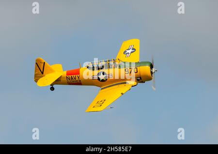 T-6 Texan G-TXAN, Harvard, aereo di addestramento della seconda Guerra Mondiale a Dalton Barracks, ex RAF Abingdon, Regno Unito. Schema colore giallo della Marina degli Stati Uniti Foto Stock