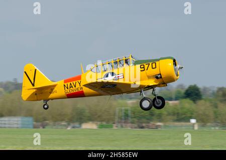 T-6 Texan G-TXAN, Harvard, aereo di addestramento della seconda Guerra Mondiale a Dalton Barracks, ex RAF Abingdon, Regno Unito. Schema colore giallo della Marina degli Stati Uniti Foto Stock