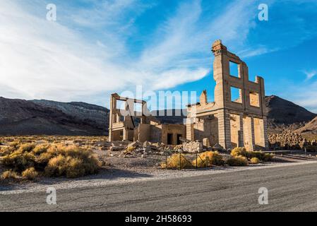 Resti del vecchio edificio della banca nella città fantasma Rhyolite, USA Foto Stock