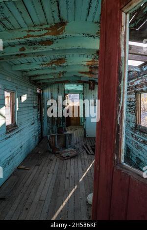 Ammira l'interno di un vecchio vagone ferroviario nella città fantasma di Rhyolite nella Death Valley, USA Foto Stock