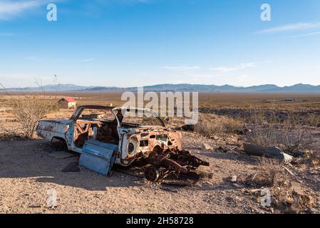 Abbandonato relitto auto nella città fantasma Rhyolite nella Valle della morte, USA Foto Stock