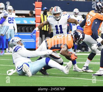 Arlington, Stati Uniti. 7 novembre 2021. I Dallas Cowboys Carlos Watson saccheggia Denver Broncos Teddy Bridgewater durante la loro partita NFL all'AT&T Stadium di Arlington, Texas, domenica 7 novembre 2021. Foto di Ian Halperin/UPI Credit: UPI/Alamy Live News Foto Stock