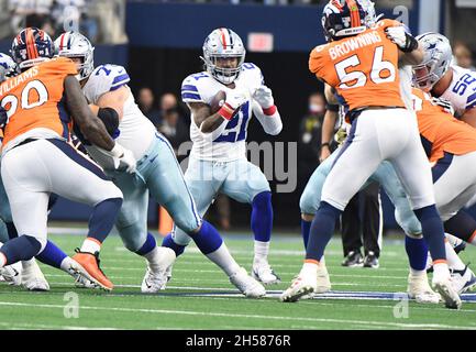 Arlington, Stati Uniti. 7 novembre 2021. I Dallas Cowboys Ezechiel Ellott corrono contro i Denver Broncos durante la loro partita NFL all'AT&T Stadium di Arlington, Texas, domenica 7 novembre 2021. Foto di Ian Halperin/UPI Credit: UPI/Alamy Live News Foto Stock