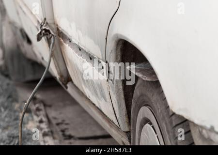 Riparazione della portiera posteriore della vettura. Eliminazione del corpo di trasporto rotto. Foto Stock