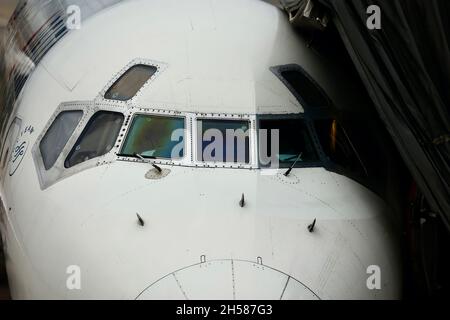 Una vista ravvicinata della parte anteriore di un aeroplano del 747 Foto Stock