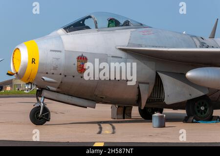 Saab J29 Tunnan, conosciuto come Flygande tunnan - il barile volante - del volo storico dell'aeronautica svedese. Aereo da caccia Jet al RAF Waddington Foto Stock