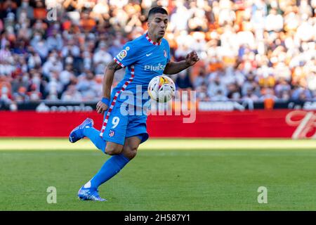 Valencia, Spagna. 7 novembre 2021. Luis Suarez Diaz di Atletico de Madrid in azione durante la partita di calcio spagnola LaLiga tra Valencia CF e Atletico de Madrid allo Stadio Mestalla. Punteggio finale; Valencia 3:3 Atletico de Madrid. Credit: SOPA Images Limited/Alamy Live News Foto Stock