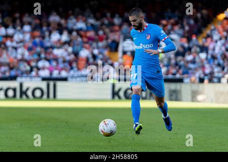 Valencia, Spagna. 7 novembre 2021. Yannick Ferreira Carrasco di Atletico de Madrid in azione durante la partita di calcio spagnola LaLiga tra Valencia CF e Atletico de Madrid allo Stadio Mestalla. Punteggio finale; Valencia 3:3 Atletico de Madrid. Credit: SOPA Images Limited/Alamy Live News Foto Stock