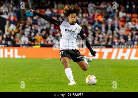 Valencia, Spagna. 7 novembre 2021. Koba Lein Koindredi di Valencia CF in azione durante la partita di calcio spagnola LaLiga tra Valencia CF e Atletico de Madrid allo stadio Mestalla.Partitura finale; Valencia 3:3 Atletico de Madrid. Credit: SOPA Images Limited/Alamy Live News Foto Stock