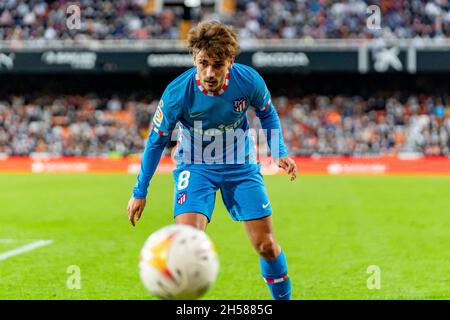 Valencia, Spagna. 7 novembre 2021. Antoine Griezmann di Atletico de Madrid in azione durante la partita di calcio spagnola LaLiga tra Valencia CF e Atletico de Madrid allo Stadio Mestalla. Punteggio finale; Valencia 3:3 Atletico de Madrid. Credit: SOPA Images Limited/Alamy Live News Foto Stock