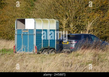 discovery car land rover grigio argento che traina una scatola di cavalli a 2 vani Foto Stock