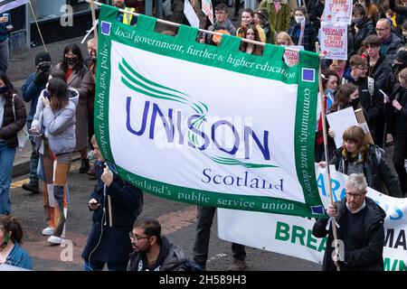 UNISON Scotland banner durante il venerdì per il futuro marzo il 5 novembre 2021 attraverso Glasgow durante COP26, Glasgow, Scozia, Regno Unito Foto Stock