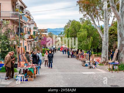 Vista di Apostolou Pavlou St, la zona pedonale che circonda la collina dell'Acropoli, nel quartiere di Thiseio. Mercato delle pulci, persone incidentali. Foto Stock