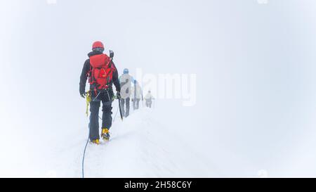 Gruppo di alpinisti del ghiacciaio su una corda Foto Stock