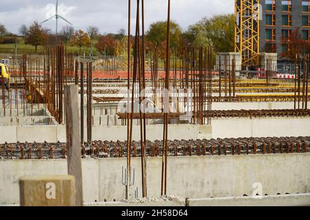 Armatura da lavoro in acciaio per armature. Barra di rinforzo in acciaio impilata. Costruzione di un nuovo e alto edificio ad Hannover, Germania. Foto Stock