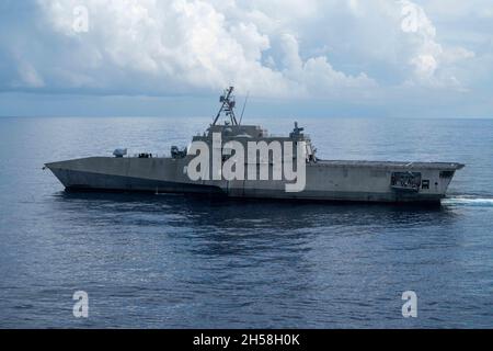 South China Sea, Stati Uniti. 01 novembre 2021. La nave da combattimento litoranea variante della Marina degli Stati Uniti d'America USS Jackson durante la ricerca di barche gonfiabili e le esercitazioni di salvataggio del rigido-hulled 1 novembre 2021 nel mare della Cina del sud. Credit: MC3 Andrew Langholf/US Navy/Alamy Live News Foto Stock