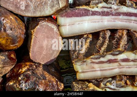 Pancetta esposta e prodotti a base di carne secca. I prodotti sono domestici e sono presentati per la vendita. Foto Stock