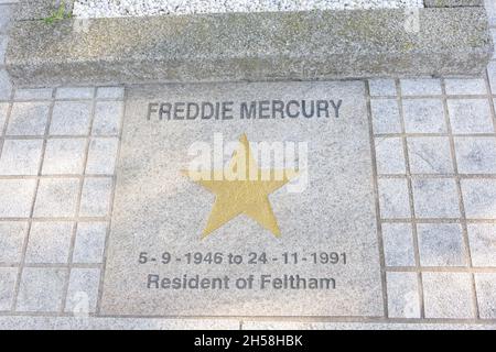 Freddie Mercury Pavement Plaque, High Street, Feltham, London Borough of Hounslow, Greater London, England, Regno Unito Foto Stock