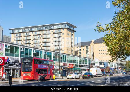 High Street, Feltham, London Borough di Hounslow, Greater London, England, Regno Unito Foto Stock