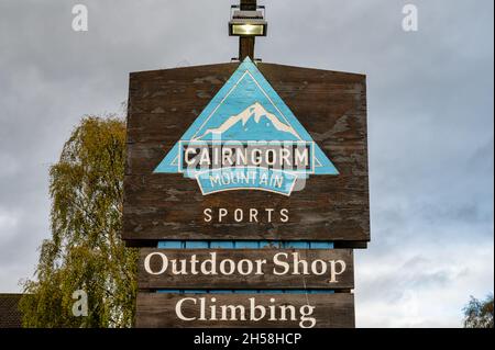 Aviemore, Scozia - 18 ottobre 2021: L'insegna per il negozio di Cairngorm Mountain Sports ad Aviemore Foto Stock