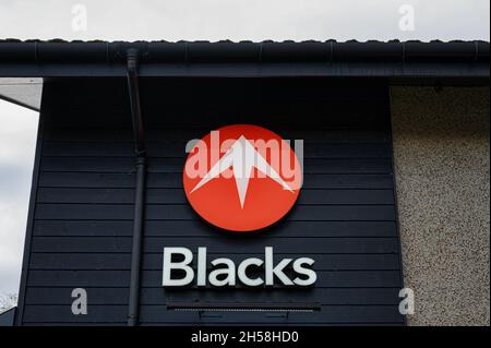 Aviemore, Scozia- 18 ottobre 2021: Il cartello per il negozio di abbigliamento all'aperto Blacks ad Aviemore Foto Stock