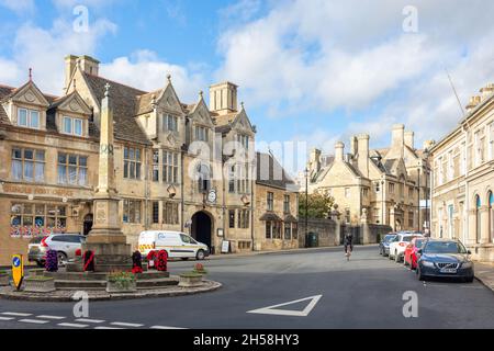 The 17 ° secolo Talbot Hotel, e War Memorial, New Street, Oundle, Northamptonshire, Inghilterra, Regno Unito Foto Stock