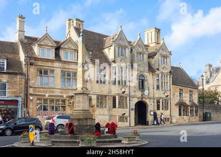 The 17 ° secolo Talbot Hotel, e War Memorial, New Street, Oundle, Northamptonshire, Inghilterra, Regno Unito Foto Stock