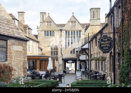 Cortile storico al Talbot Hotel 17 ° secolo, New Street, Oundle, Northamptonshire, Inghilterra, Regno Unito Foto Stock