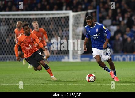 IPSWICH, GBR. IL 6 NOVEMBRE Oldham Athletic's Dylan Fage si incula con Janoi Donacien di Ipswich Town durante la partita di fa Cup tra Ipswich Town e Oldham Athletic a Portman Road, Ipswich sabato 6 novembre 2021. (Credit: Eddie Garvey | MI News) Credit: MI News & Sport /Alamy Live News Foto Stock