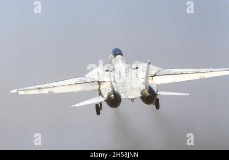 F-14 decollo durante la pratica di atterraggio a NAS Miramar, San Diego, California Foto Stock