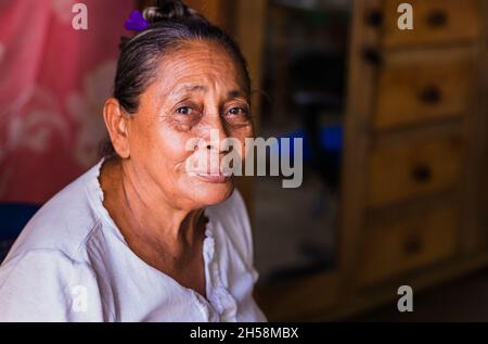 MANAGUA, NICARAGUA - Settembre 18 2018: La povertà del Nicaragua. Stile di vita femminile nella sua povera casa Foto Stock