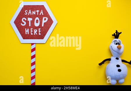 Cartello rosso di Natale in legno realistico con testo Santa Stop qui Foto Stock