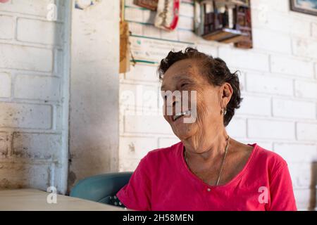 MANAGUA, NICARAGUA - Settembre 18 2018: La povertà del Nicaragua. Stile di vita femminile nella sua povera casa Foto Stock