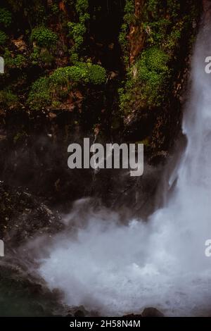 Base di una cascata enorme Foto Stock