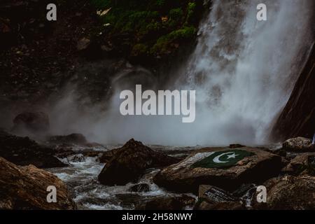 Base di una cascata enorme Foto Stock