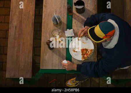 Londra, Regno Unito, 7 novembre 2021: A Kingly Court, appena fuori da Carnaby Street di Londra, nel cuore del West End, gli amanti dello shopping e i turisti possono fermarsi per mangiare al tramonto. Nonostante il freddo autunnale molte persone preferiscono ancora mangiare all'aperto, in quanto la buona ventilazione ha ridotto il rischio di trasmissione del coronavirus. Anna Watson/Alamy Live News Foto Stock