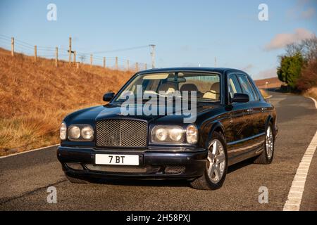 Bentley Arnage etichetta rossa parcheggiata su una corsia di campagna in una giornata di sole in primavera Foto Stock