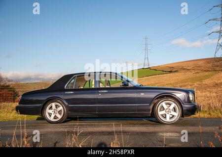 Bentley Arnage etichetta rossa parcheggiata su una corsia di campagna in una giornata di sole in primavera Foto Stock