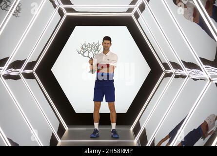 Novak Djokovic di Serbia si presenta con il trofeo dopo aver vinto la finale Rolex Paris Masters 2021, un torneo di tennis ATP Masters 1000 il 7 novembre 2021 presso l'Accor Arena di Parigi, Francia - Foto: Jean Catuffe/DPPI/LiveMedia Foto Stock