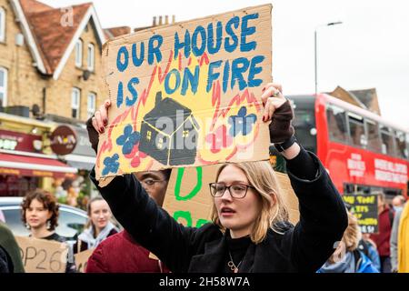 Oxford, Regno Unito. 6 novembre 2021. Giornata globale d'azione di Oxford per la giustizia climatica. Organizzato dalla coalizione Oxfordshire COP 26, che comprende XR, amici della Terra, gruppi sindacali e altri con preoccupazioni per la giustizia climatica. Gli attivisti del clima hanno marciato da Manzil Way al di fuori della Cowley Road fino a un raduno che si teneva nella Broad Street del centro di Oxford. Circa 3000 manifestanti hanno riempito Broad Street End to End. La marcia di Oxford e il raduno è stato uno dei tanti che hanno avuto luogo a pensiero del Regno Unito nello stesso momento del vertice sul clima COP26 di Glasgow. Credito: Stephen Bell/Alamy Foto Stock