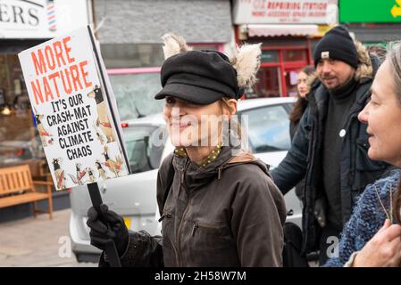 Oxford, Regno Unito. 6 novembre 2021. Giornata globale d'azione di Oxford per la giustizia climatica. Organizzato dalla coalizione Oxfordshire COP 26, che comprende XR, amici della Terra, gruppi sindacali e altri con preoccupazioni per la giustizia climatica. Gli attivisti del clima hanno marciato da Manzil Way al di fuori della Cowley Road fino a un raduno che si teneva nella Broad Street del centro di Oxford. Circa 3000 manifestanti hanno riempito Broad Street End to End. La marcia di Oxford e il raduno è stato uno dei tanti che hanno avuto luogo a pensiero del Regno Unito nello stesso momento del vertice sul clima COP26 di Glasgow. Credito: Stephen Bell/Alamy Foto Stock