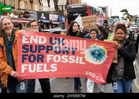 Oxford, Regno Unito. 6 novembre 2021. Giornata globale d'azione di Oxford per la giustizia climatica. Organizzato dalla coalizione Oxfordshire COP 26, che comprende XR, amici della Terra, gruppi sindacali e altri con preoccupazioni per la giustizia climatica. Gli attivisti del clima hanno marciato da Manzil Way al di fuori della Cowley Road fino a un raduno che si teneva nella Broad Street del centro di Oxford. Circa 3000 manifestanti hanno riempito Broad Street End to End. La marcia di Oxford e il raduno è stato uno dei tanti che hanno avuto luogo a pensiero del Regno Unito nello stesso momento del vertice sul clima COP26 di Glasgow. Credito: Stephen Bell/Alamy Foto Stock